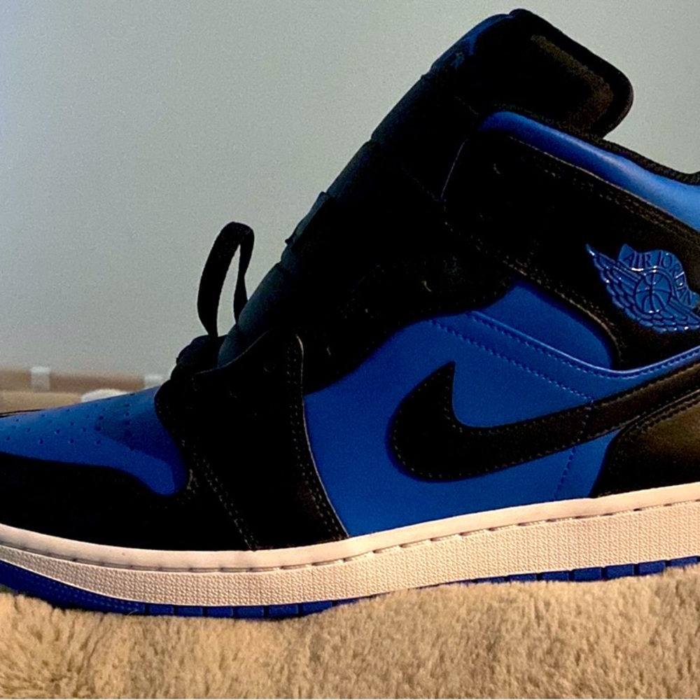 Brand new✨✨✨✨✨ Blue and Black Air Jordan 1 Mids. Brand new shoes, can’t fit